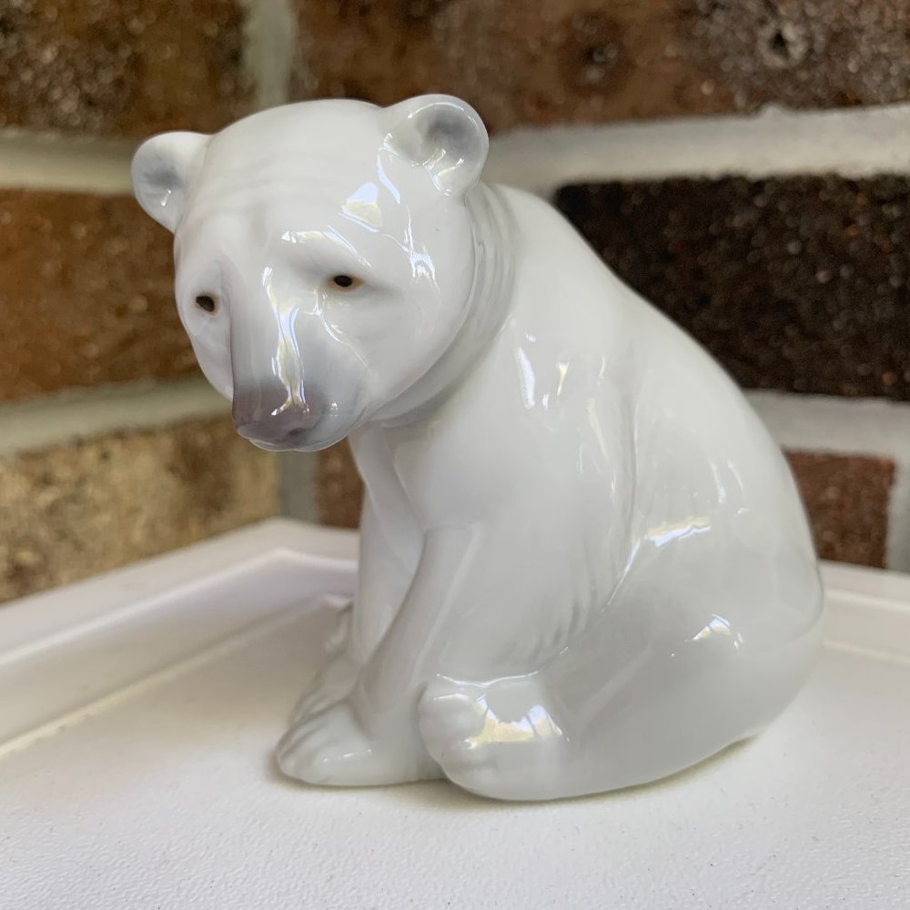 Vintage Lladro Seated White Polar Bear figurine #1209